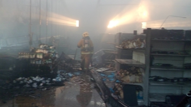Carabineros busca a asaltantes de cajero que provocaron incendio en supermercado