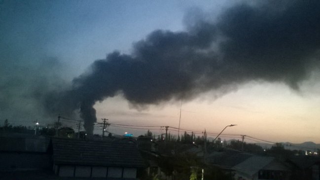 Incendio en fábrica de San Bernardo genera gran columna de humo