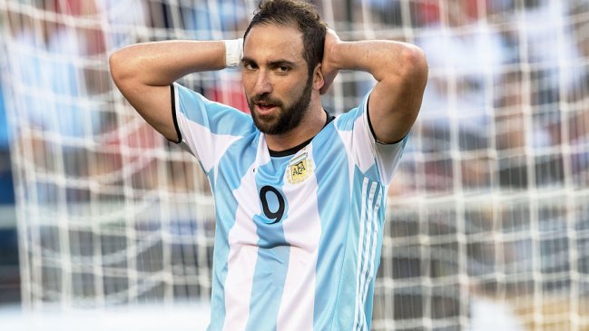 Gonzalo Higuaín no pudo darle la mano a Andrea Bocelli y se viralizó