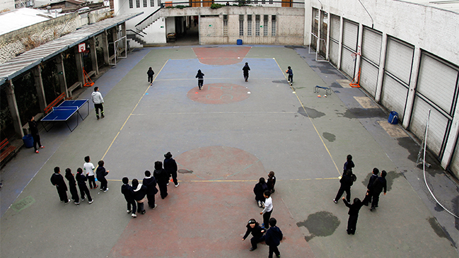 Junaeb entregará pulseras inteligentes para monitorear actividad física de escolares