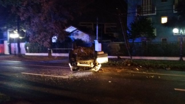 Conductor volcó tras chocar contra poste del alumbrado público en Providencia
