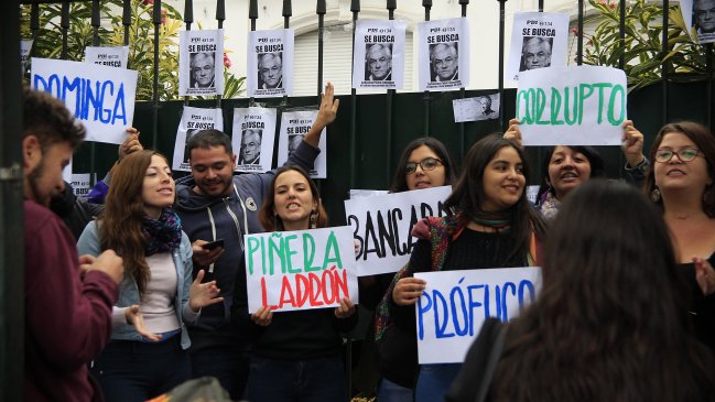 Estudiantes protestaron en sedes RN y UDI contra Sebastián Piñera