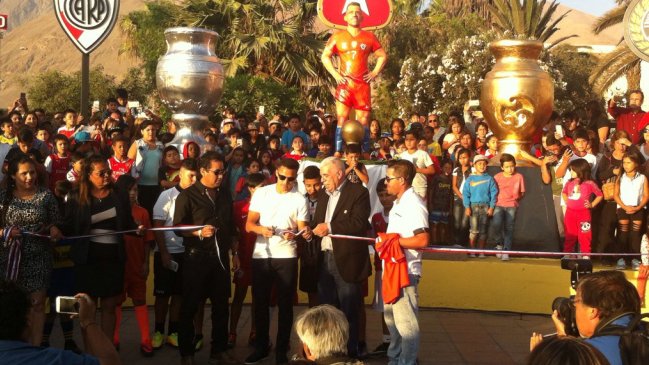 Alexis Sánchez asistió a la inauguración de su estatua en Tocopilla