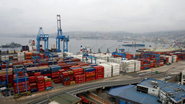 Trabajador portuario murió al ser impactado por una grúa en Valparaíso