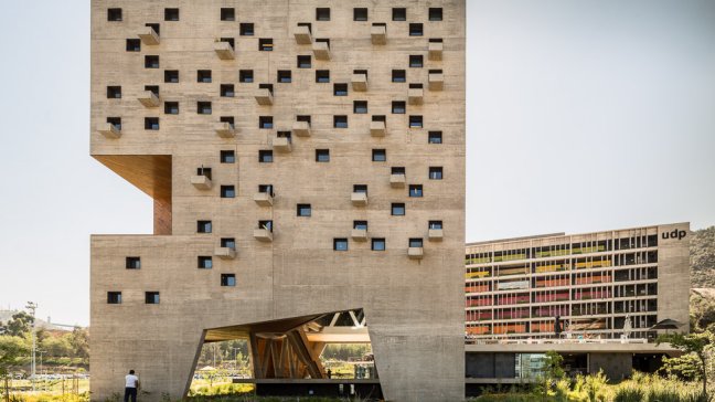 Universidades Diego Portales y Alberto Hurtado amenazan con salir de gratuidad