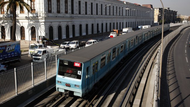 Metro de Santiago refuerza servicio en Línea 5 por partido Chile vs Venezuela
