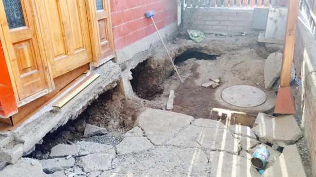 Familia aguarda por soluciones tras socavón que dejó inhabitable su vivienda en Maipú