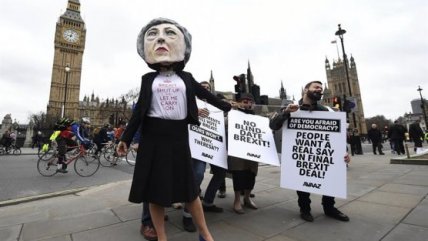   Caricaturizando a Theresa May, activistas protestan contra el Brexit 