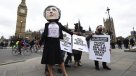 Caricaturizando a Theresa May, activistas protestan contra el Brexit