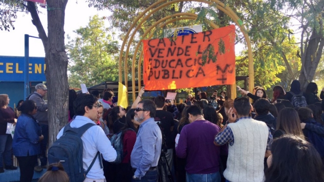 Apoderados protestan por el cierre de un colegio en La Florida
