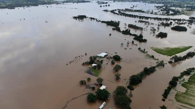 Dos muertos y 80.000 damnificados por el ciclón Debbie en Australia