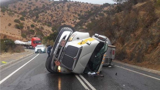 Los Vilos: Volcamiento de camión con combustible obligó a cortar ruta a Illapel