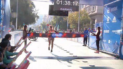   La llegada de Erika Olivera a la meta del Maratón de Santiago 