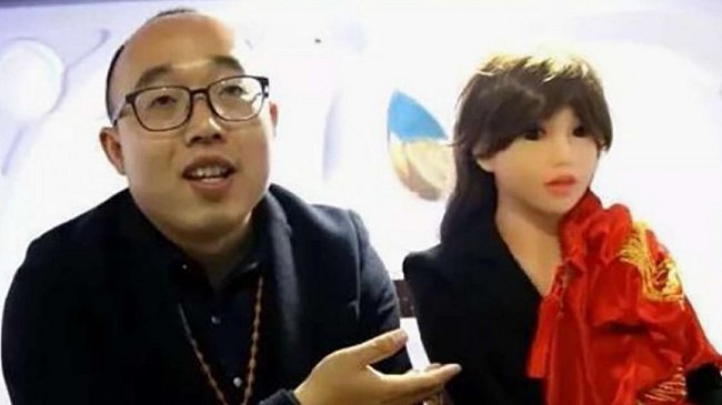 Ingeniero se aburrió de la presión social y se casó con mujer-robot que él mismo construyó