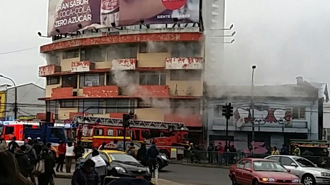 Incendio afectó a edificio del centro de Temuco