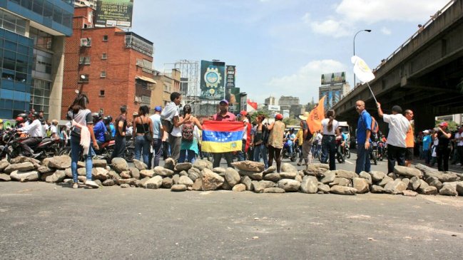 Opositores venezolanos aseguran que grupos armados dispararon a manifestantes