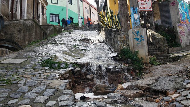 Esval arriesga millonaria multa por rebalse de aguas servidas en Valparaíso