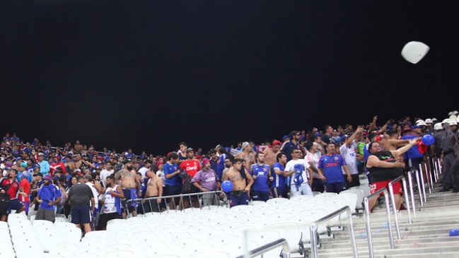 Hinchadas de la U y Corinthians se enfrentaron antes del duelo por Copa Sudamericana