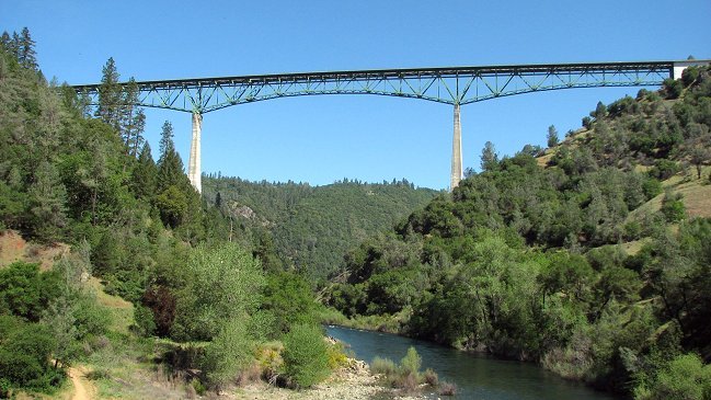 Mujer se cayó del puente más alto de California en su afán de tomar una selfie perfecta