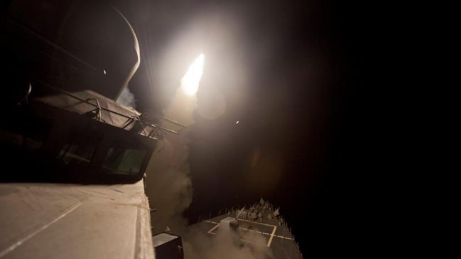 EE.UU. lanza decenas de misiles crucero contra un aeródromo en Siria