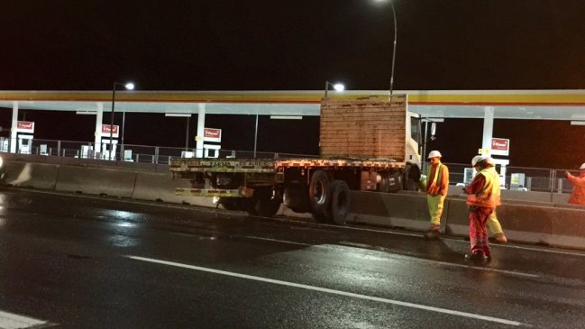 Camión bloquea pistas de Autopista Central tras accidente