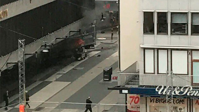 Suecia: Camión impactó a peatones y se indaga como posible incidente terrorista