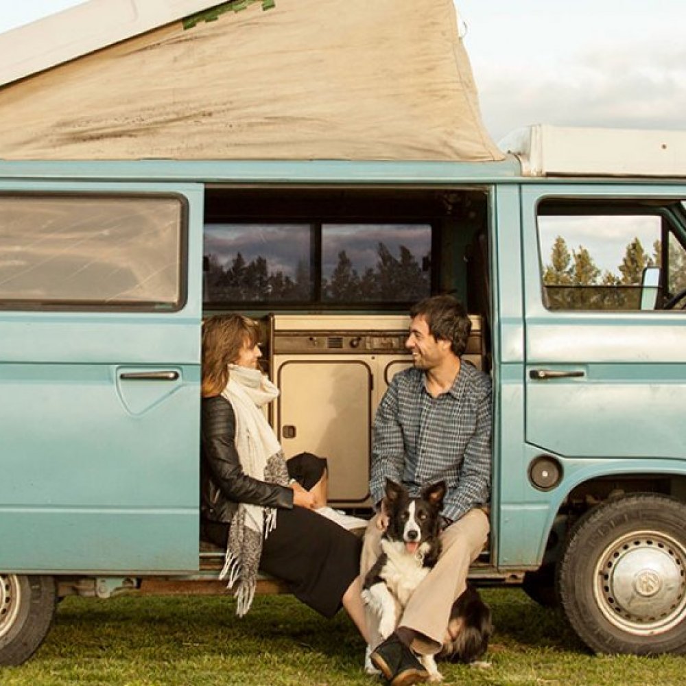 Conoce a la pareja que viaja de Argentina a California en una kombi