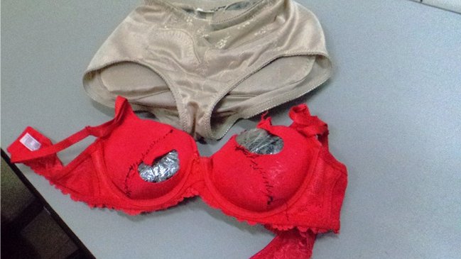 Aduanas descubrió a mujer con paquetes de droga en su ropa interior