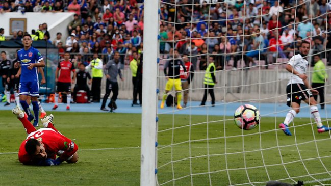 Johnny Herrera fue criticado en redes por su débil reacción en gol de Rivero