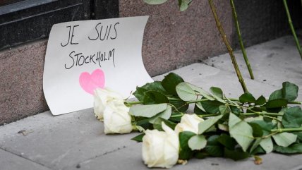   Estocolmo, sacudida por el atentado, honra con flores y velas a las víctimas 