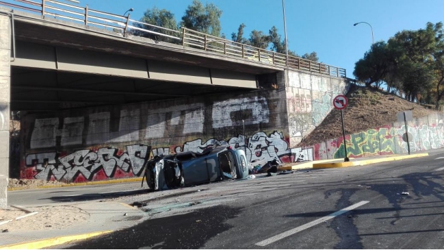 Vehículo cayó desde un paso sobre nivel en Providencia