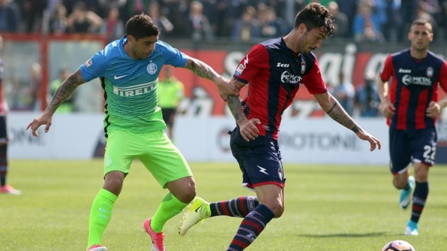 Gary Medel cometió un penal e Inter de Milán tropezó con uno de los colistas en Italia