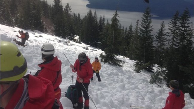 Cinco montañistas murieron al caer desde cumbre de montaña en Canadá