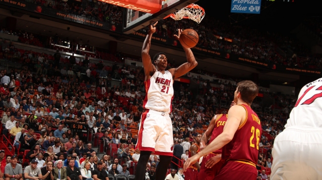 Miami venció a los Cavaliers y aún sueña con los playoffs