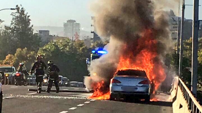 Un vehículo se incendió en Américo Vespucio