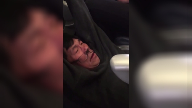 Aerolínea United se disculpó con pasajero expulsado de un avión