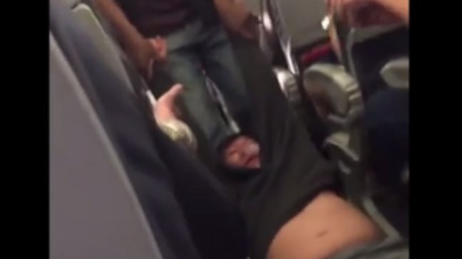 Acciones de aerolínea United sufrieron brusca caída tras bajar a la fuerza a pasajero