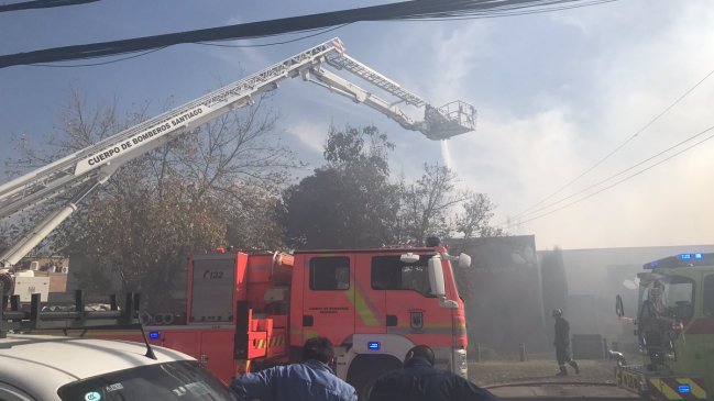 Incendio consumió cuatro locales comerciales en Vitacura