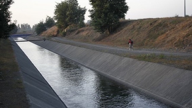Dos hombres murieron ahogados luego que su vehículo cayera a canal de regadío