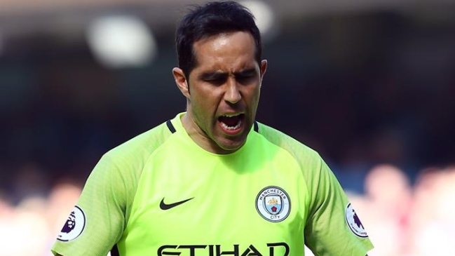 Claudio Bravo fue titular en la sólida victoria de Manchester City por la Premier League