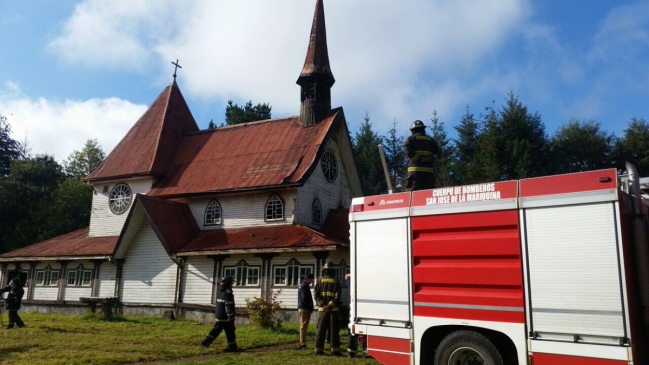 Incendio consumió parte de antigua iglesia católica en la comuna de Mariquina