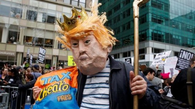 [Fotos] Miles de personas marcharon para que Donald Trump publique sus ...