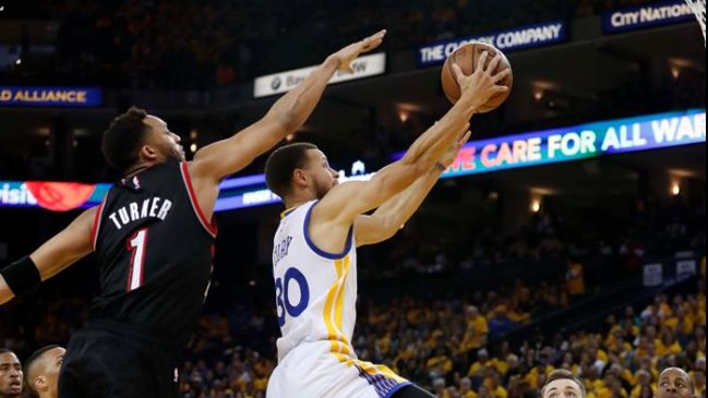 Golden State Warriors y Washington Wizards abrieron con triunfos su camino por los playoffs de la NBA