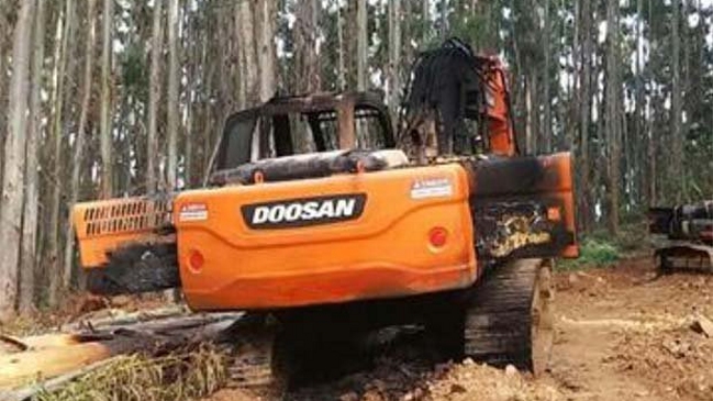 Desconocidos quemaron dos retroexcavadoras en Contulmo