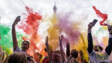   París se pintó de colores este domingo con la edición francesa de The Color Run 
