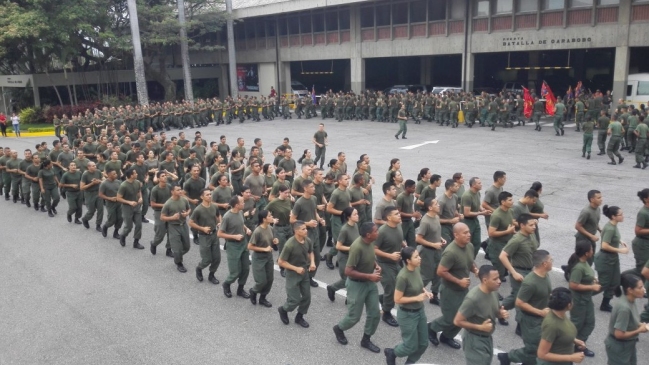 Militares venezolanos marcharon en Caracas realizando un llamado a la paz
