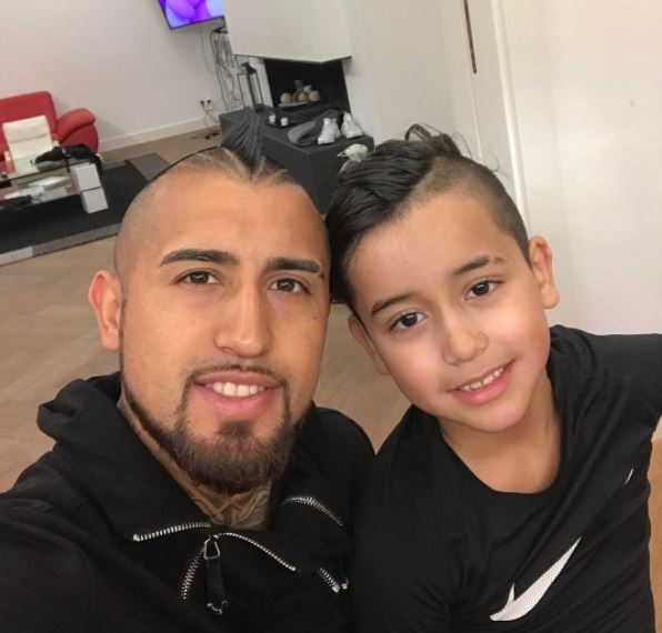 Hijo de Arturo Vidal le hizo un regalo idéntico a él