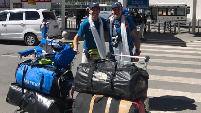Montañistas chilenos inician su traslado al campamento base del Everest