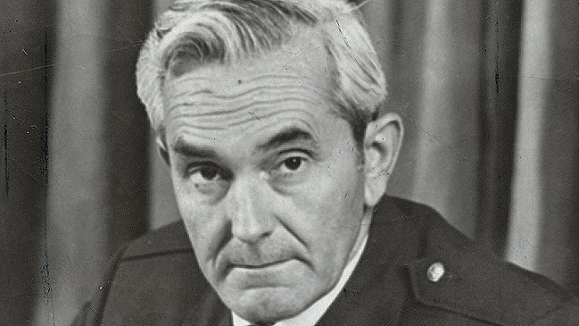 Dejan libre a militar que torturó a general Bachelet tras declararlo con demencia