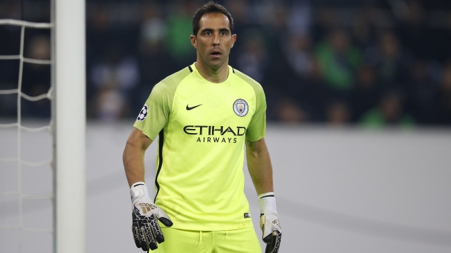 Claudio Bravo seguirá una temporada más en Manchester City, según medio inglés